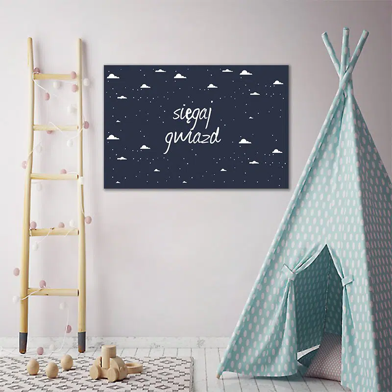 granatowy obraz z gwizdkami i chmurkami gwizdki i chmurki na obrazie