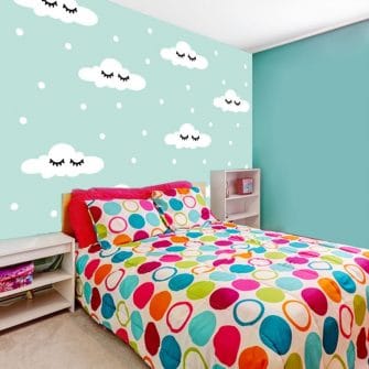 Fototapeta z uroczym wzorem w postaci chmurek i groszków do pokoju dziecka