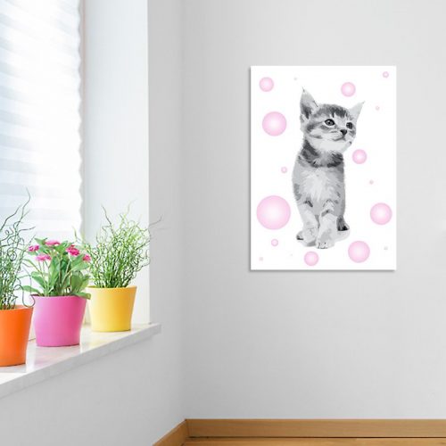 Kotek z różowymi elementami w formie plakatu na scianę