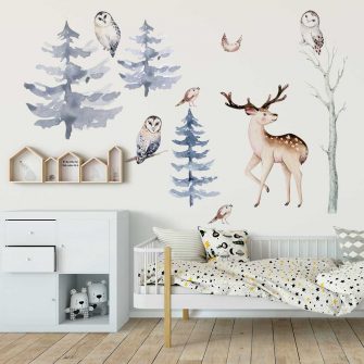 pokój niemowlaka dekorowany naklejkami z motywem zwierząt