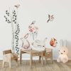 Pokój niemowlaka dekorowany naklejkami z lasem